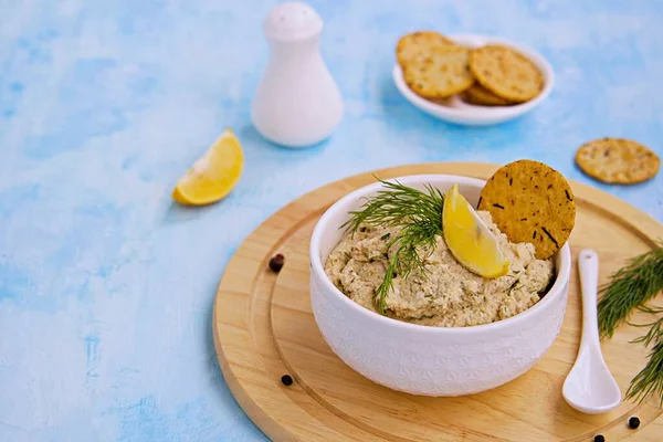 Aperitivo Paté Pescado Caballa Huevos Cocidos Cebollas Tazón Cerámica Blanca —  Fotos de Stock