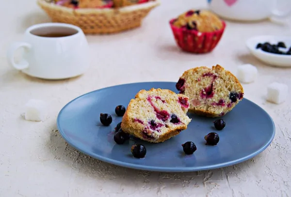 Muffinki Czarnymi Porzeczkami Niebieskiej Płycie Jasnym Betonowym Tle Kuchnia Amerykańska — Zdjęcie stockowe