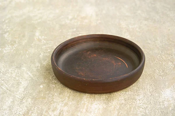 Empty Brown Clay Plate Tray Gray Concrete Background Dinnerware — Stock Photo, Image