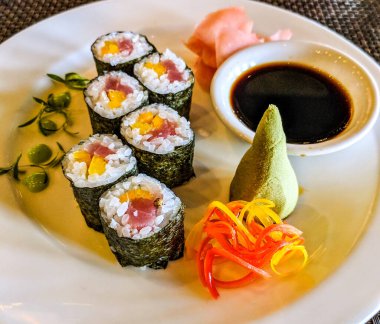 Wasabi soslu suşi ve Soya sosu.
