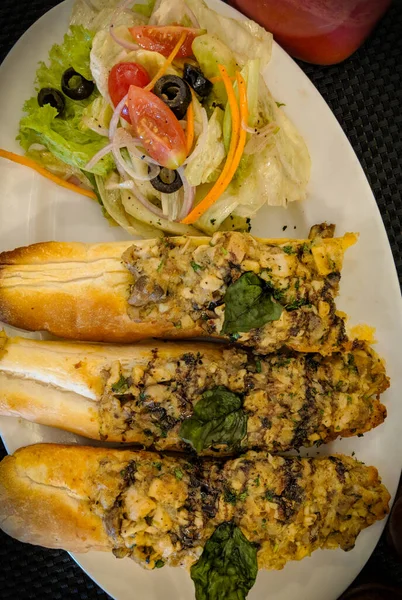  Biberli çörek, doldurulmuş mısır ve salata.