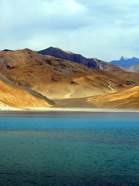 Dağların ortasındaki Pangong Gölü.