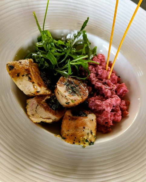 Sarımsaklı ekmek ve sebzeli tavuk.