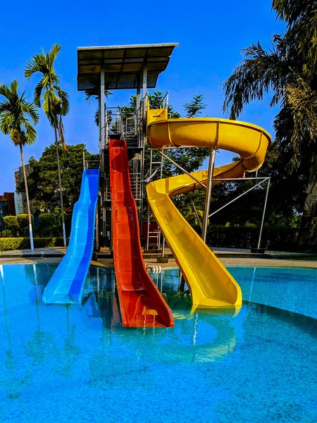 Su Parkı 'nda Renkli Su Kaydırağı Eğlence Parkı' nda Su Kaydırağı