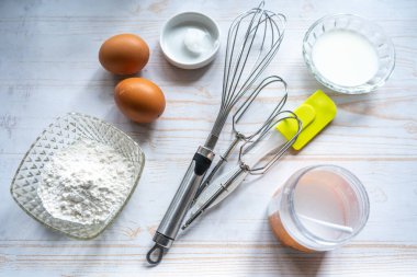 Un, çırpı, yumurta ve tereyağlı pişirme aracı