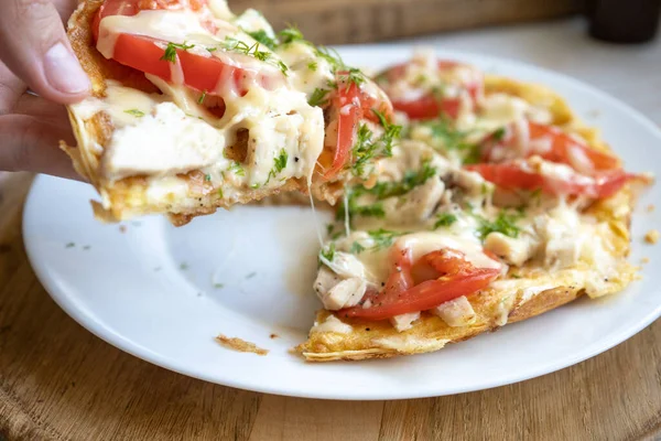 Pizza Een Pitabrood Met Kip Tomaten Kaas — Stockfoto