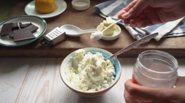 Sağlıklı bir tatlı yapmak için süzme peynire tatlandırıcı ya da mascarpone katmak..