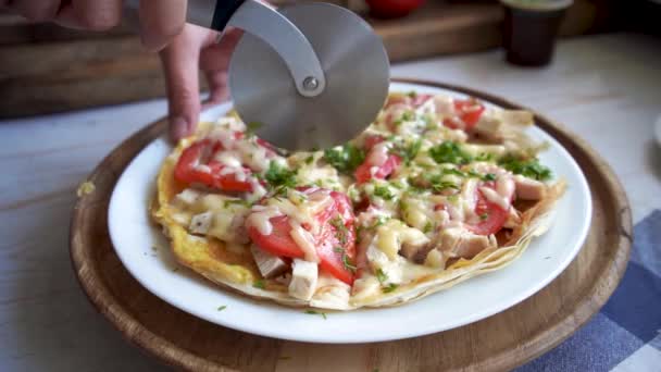 Skära Pizza Ett Vitabröd Med Kyckling Tomater Och Stretchost — Stockvideo