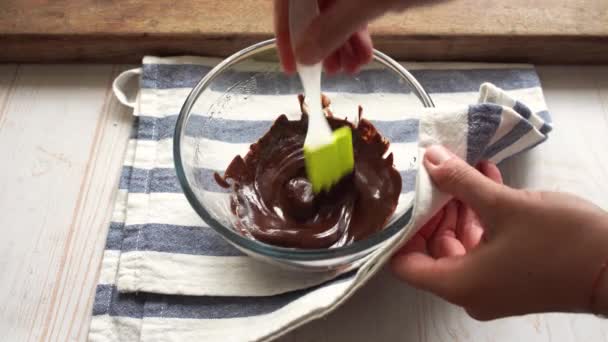 Gesmolten Warme Chocolademelk Langzaam Roeren Een Glazen Kom — Stockvideo