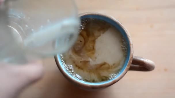 Persoon Maak Een Kopje Koffie Met Melk Goedemorgen Animatie Tekst — Stockvideo
