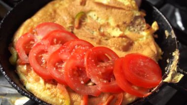 Ekmek ve domatesli yumurta tostu, sağlıklı yumurtalı sandviç.