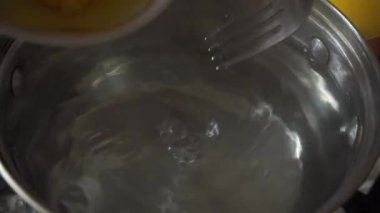 Haşlanmış yumurta yapmak için kaynamış suya yumurta koyuyoruz.