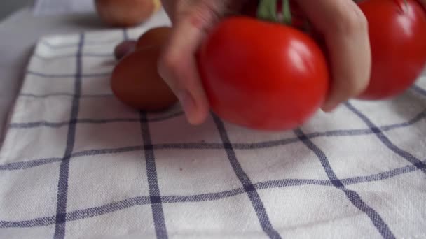 熟した赤いトマトと黄金のタマネギを卵とピーマンをテーブルの上に置いて料理を作る — ストック動画