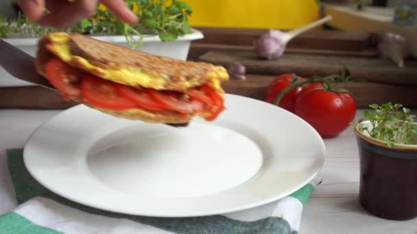 Яичный Тост Цельным Зерновым Хлебом Помидорами Здоровый Сэндвич Яйцом — стоковое видео