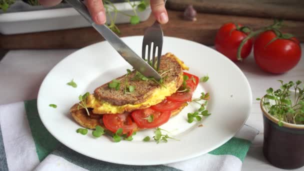Äggtoast Med Fullkornsbröd Och Tomater Hälsosam Äggmacka — Stockvideo