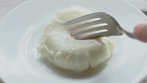 Oeuf Poché Avec Jaune Oeuf Liquide Sur Une Assiette Blanche — Video