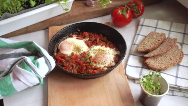 Läcker Israel Äggröra Shakshuka Med Hela Korn Mörkt Bröd — Stockvideo