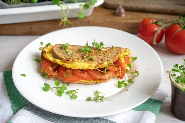 Fried Omelette Whole Grain Bread Tomatoes Microgreens Healthy Vegetarian Egg — Stock Photo, Image