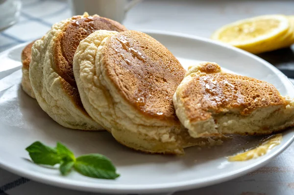 Ev yapımı Japon kabarık sufle krepleri.