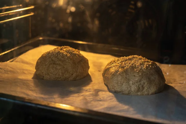 Hausgemachtes Ländliches Dunkles Brot Backen Diät Hefegebäck Mit Vollkornmehl Ofen — Stockfoto