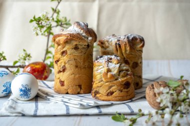 Paskalya pastası kabukları. Arka planda bahar çiçekleri var.