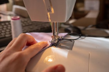 Dikiş makinesi ve pamuk kumaşı kapanıyor.