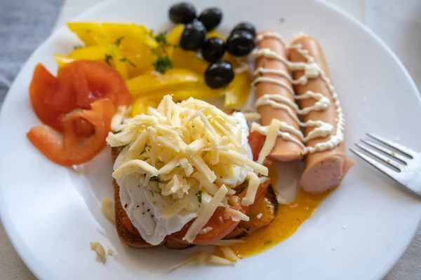 Reichhaltiges Frühstück Mit Toast Pochiertem Und Käse Wurst Und Gemüsesalat — Stockfoto