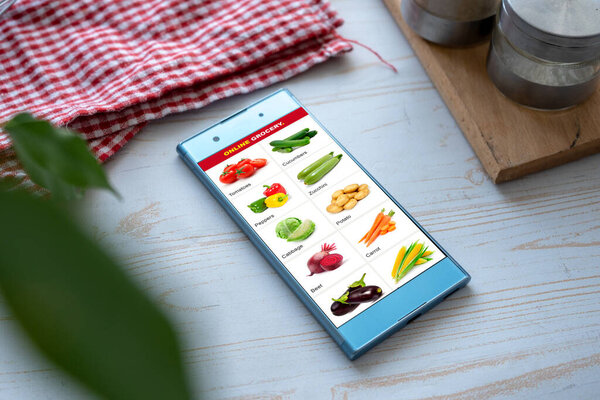 Заказ еды онлайн со смартфоном, продуктовый магазин онлайн покупки, поиск овощей из дома
