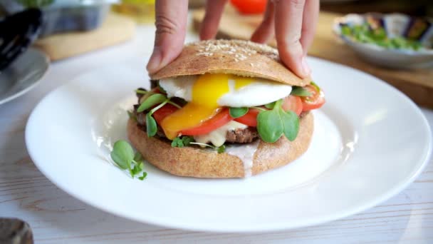 Zelfgemaakte Runderkaas Hamburger Met Volkoren Broodjes Gepocheerd Tomaten Microgreens Close — Stockvideo