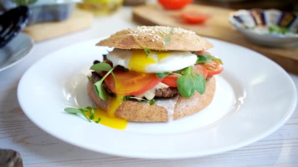 Homemade Beef Cheese Burger Whole Grain Buns Poached Egg Tomatoes — Stock Video