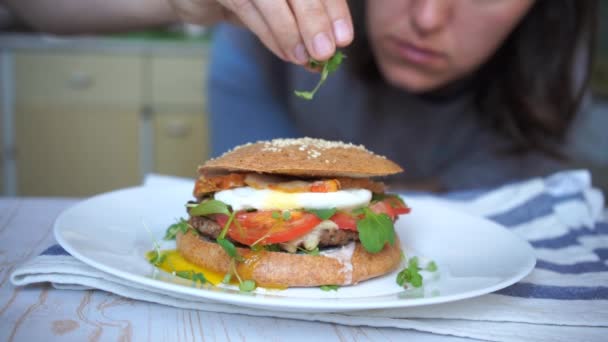 Hoď Hamburgru Mikrogreeny Zdravý Domácí Cheeseburger Celozrnnými Buchtami Hovězí Kotletou — Stock video