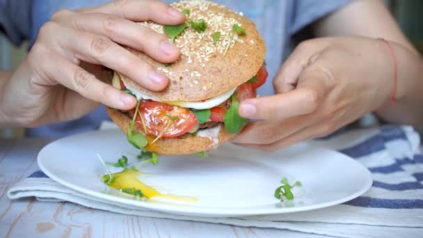 Persoon Houdt Gezonde Zelfgemaakte Rundvlees Kaas Hamburger Met Volkoren Broodjes — Stockvideo