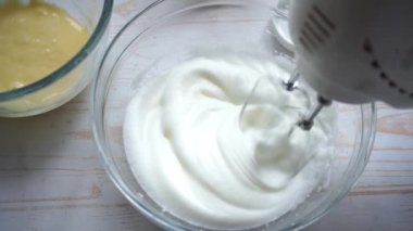 Karıştırıcıyla yumurta beyazı çırpıp krema veya sufle yapmak.