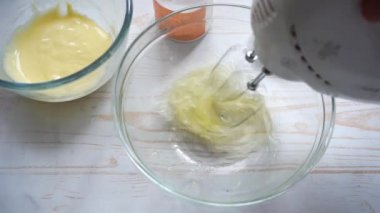 Karıştırıcıyla yumurta beyazı çırpıp krema veya sufle yapmak.