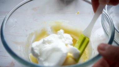 Yumurta beyazı ve sarısı kremasını karıştırarak sufle krepleri hazırlıyorum.