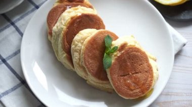 Ev yapımı Japon kabarık sufle krepleri.