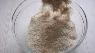 Sağlıklı ekmek pişirmek için mısır ve tam tahıl unu karıştırıyorum.