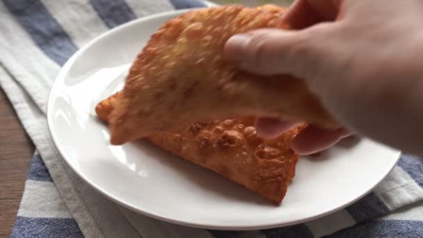 Tome Bocado Chebureki Asado Plato Plato Nacional Uzbeko Pasteles Carne — Vídeos de Stock