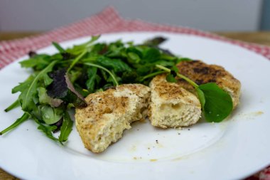 Ev yapımı buhar pirzolası ve garnitür olarak salata karışımı.