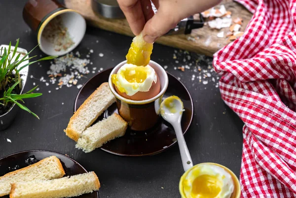 Petit Déjeuner Rustique Simple Avec Oeuf Coque Molle Dans Gobelet — Photo