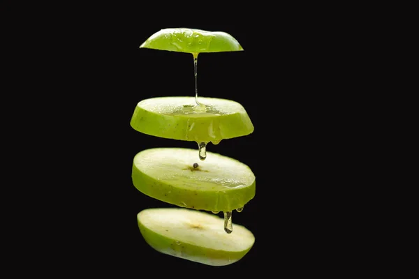 Levitação Alimentos Foto Maçã Verde Cortada Levitar Fundo Preto Com — Fotografia de Stock