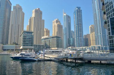 Dubai Marina 'da gökdelenler ve yatlar. Dubai, BAE, 11 Ekim 2016