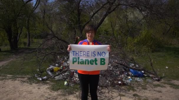 Mujer Adulta Activista Tierra Pie Frente Pila Basura Parque Con — Vídeo de stock