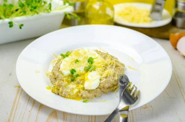 Peynirli yulaf lapası ve haşlanmış yumurta. Kahvaltıda sağlıklı yemek.