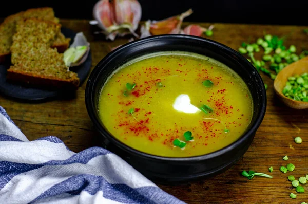 Homemade Pea Soup Garlic Rustic Bread Dark Background — Stock Photo, Image
