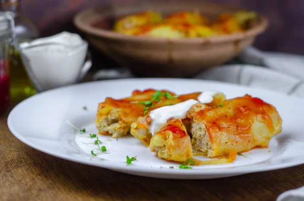 Hausgemachte Kohlrouladen Mit Karotten Roter Tomatensauce Und Sahne Auf Weißem — Stockfoto