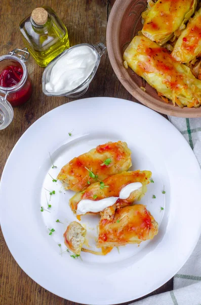 Hausgemachte Kohlrouladen Mit Karotten Roter Tomatensauce Und Sahne Auf Weißem — Stockfoto