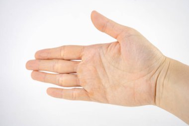 Beyaz arka planda nasırlı bir kadın eli, izole edilmiş bir kadın eli.