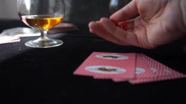 Siyah masaya zar atmak ve kağıt oynamak kombinasyonunu kazanmak, poker gecesi