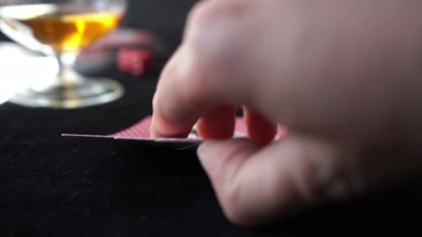 Sprawdzanie Kart Gry Zwycięską Kombinacją Czarnym Stole Noc Pokera — Wideo stockowe